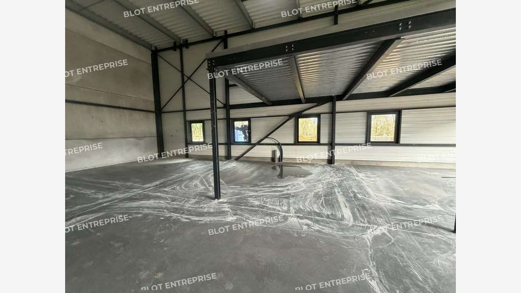 A vendre cellule neuve 200m² à La Mézière