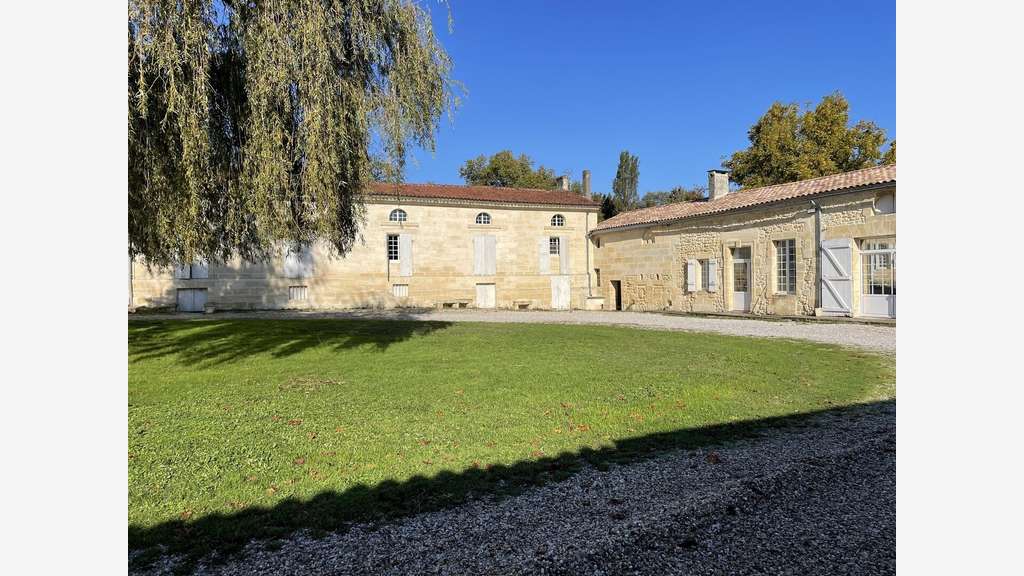 Magnifique et rare domaine de 1300m² sur 6.4 ha