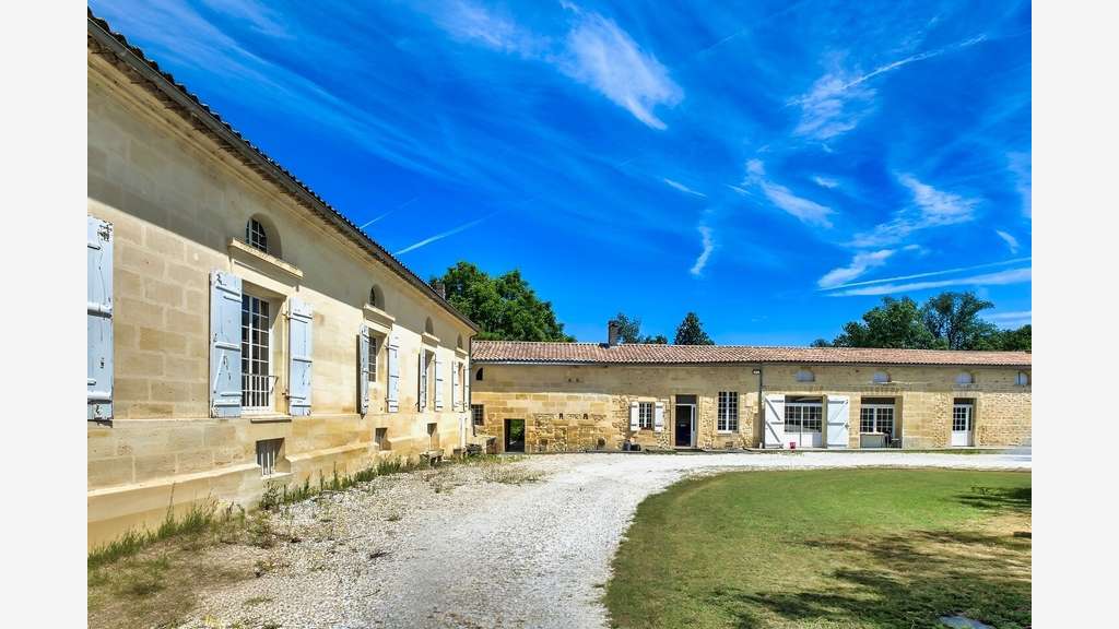 Magnifique et rare domaine de 1300m² sur 6.4 ha
