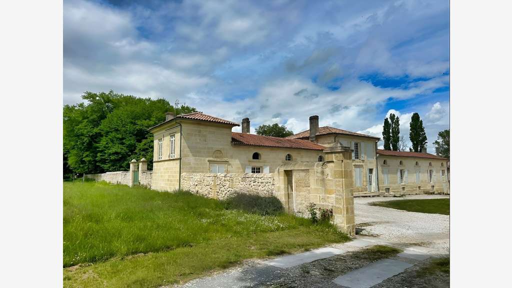 Magnifique et rare domaine de 1300m² sur 6.4 ha