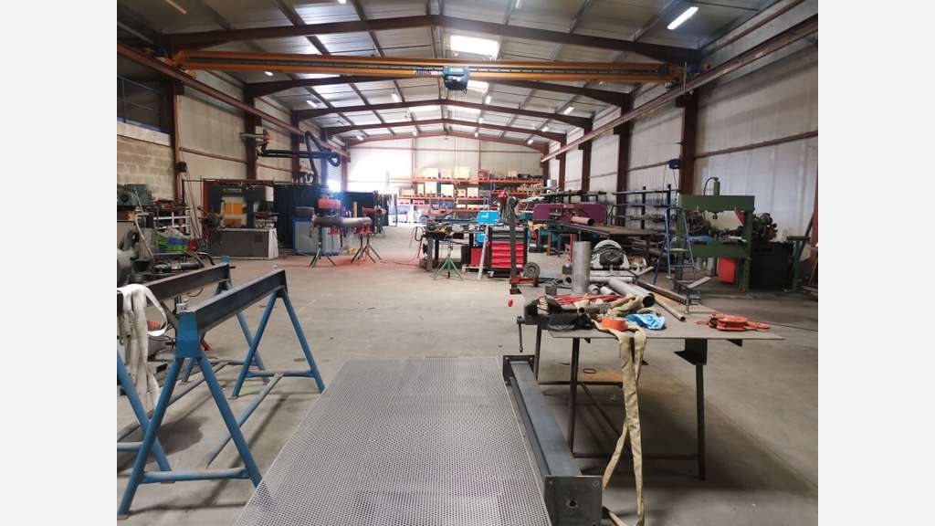 Ensemble bâtiments industriels proche Roquefort