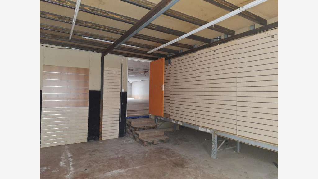 AV entrepôt 583m² incluant une mezzanine à Fréjus