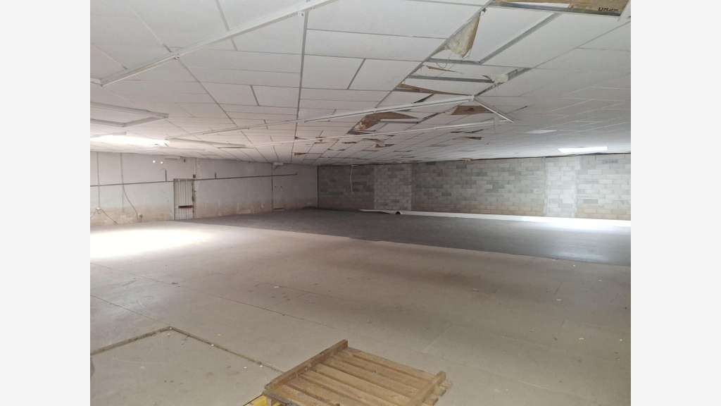 AV entrepôt 583m² incluant une mezzanine à Fréjus
