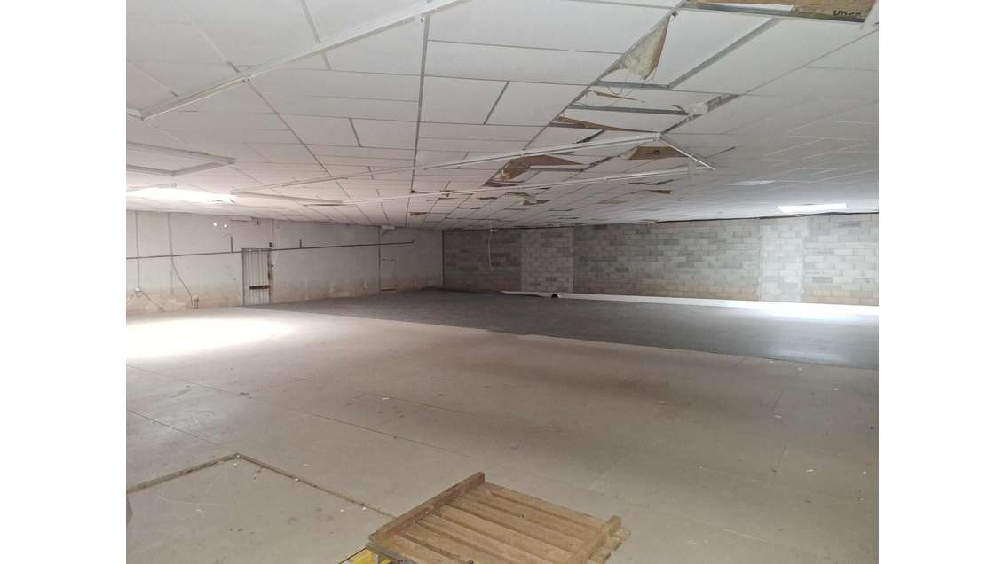 AV entrepôt 583m² incluant une mezzanine à Fréjus