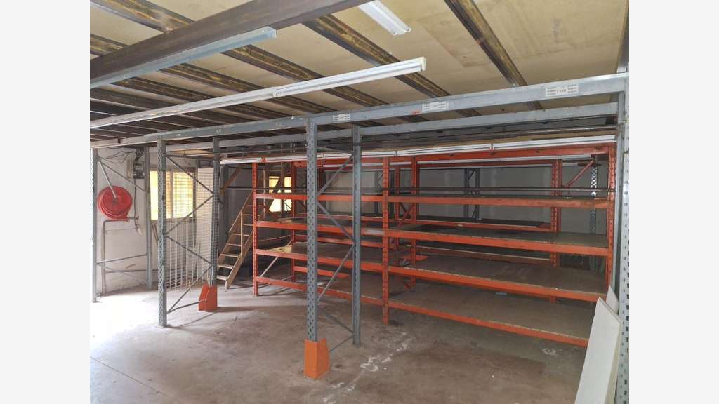 AV entrepôt 583m² incluant une mezzanine à Fréjus