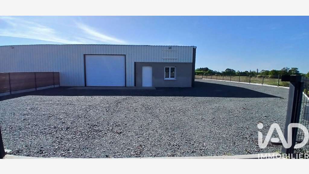 AV locaux artisanaux 300m² à Bazoges-en-Paillers