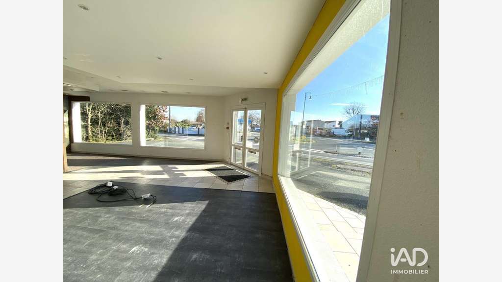 Vente local commercial spacieux à Breuillet
