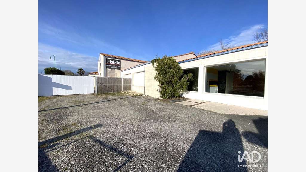 Vente local commercial spacieux à Breuillet