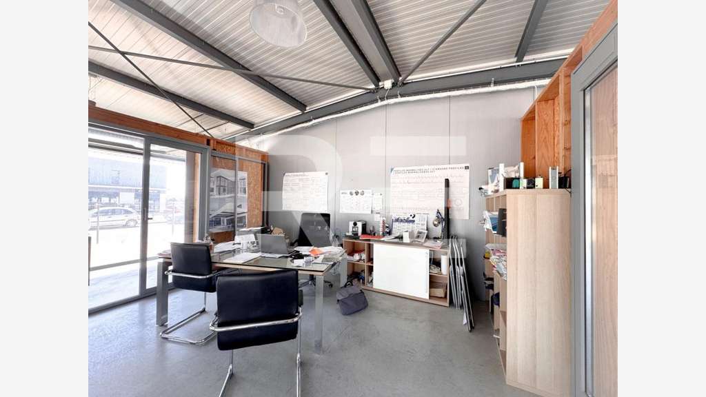 Vente hangar professionnel 500m² à Calvisson
