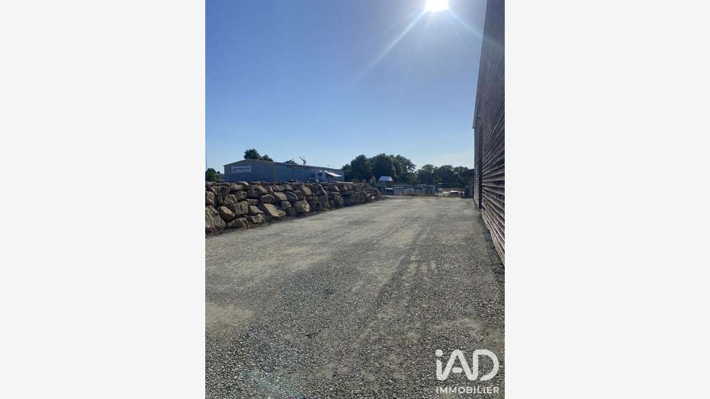 AV local d'activité 640m² La Romagne proche N249
