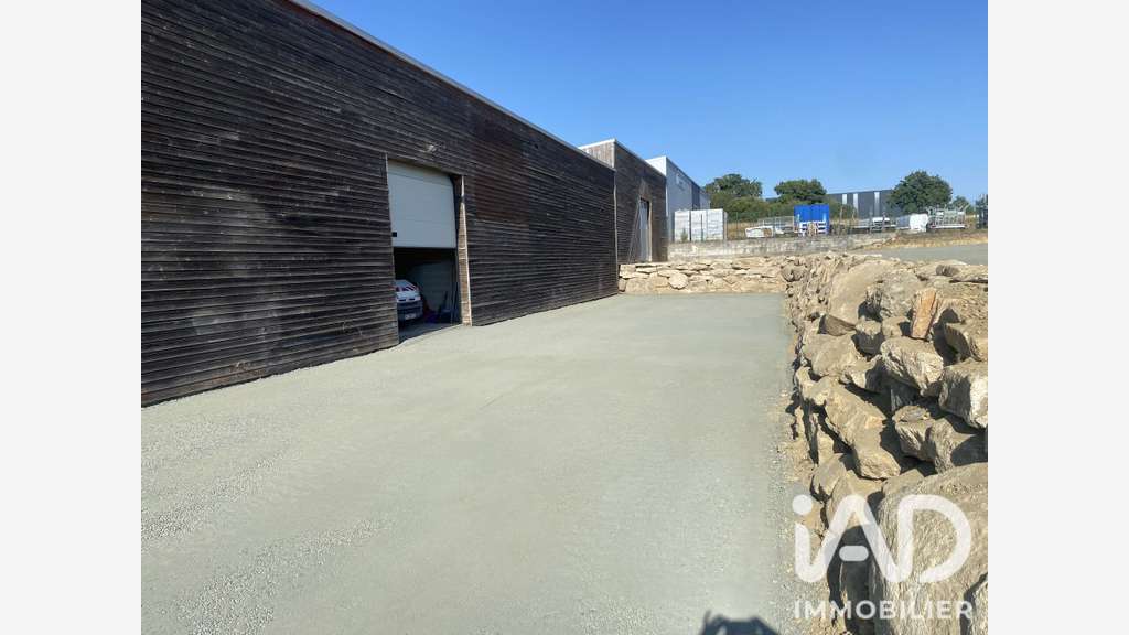 AV local d'activité 640m² La Romagne proche N249
