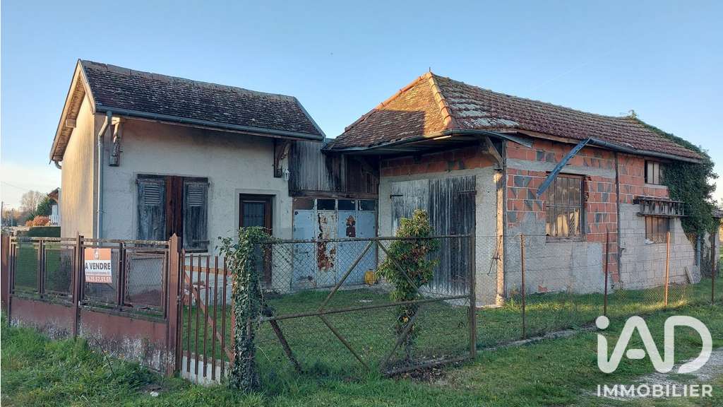 Cède ancien atelier à rénover+ garage à Montaulin