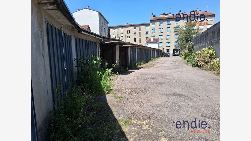 AV lot de garages clos sécurisés centre Montluçon