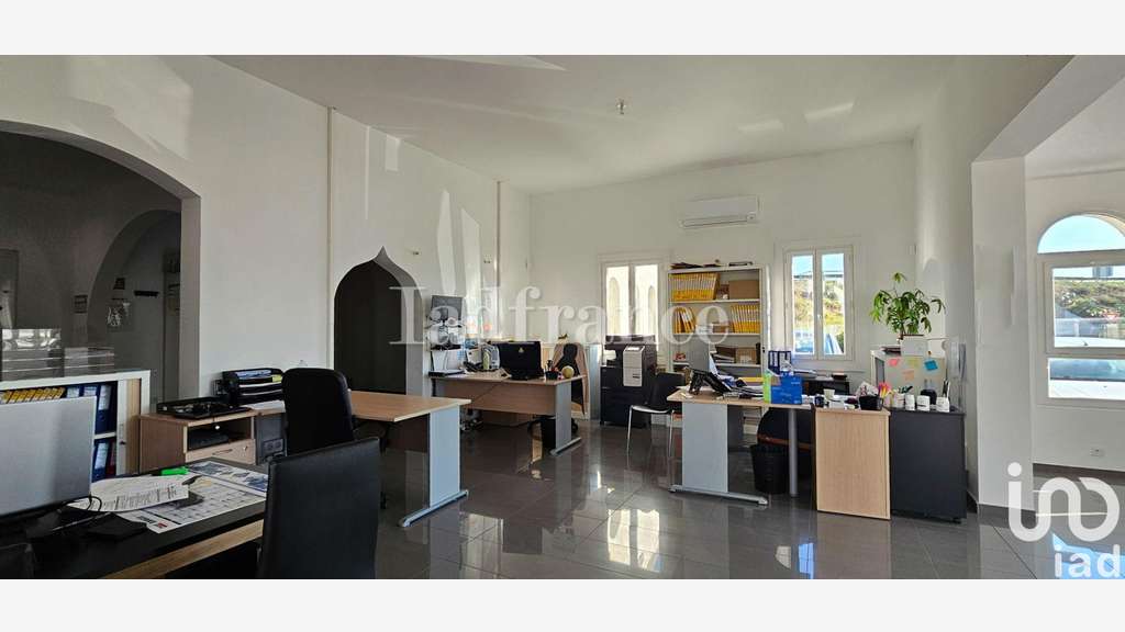 Vente local commercial 330m² à Villemolaque