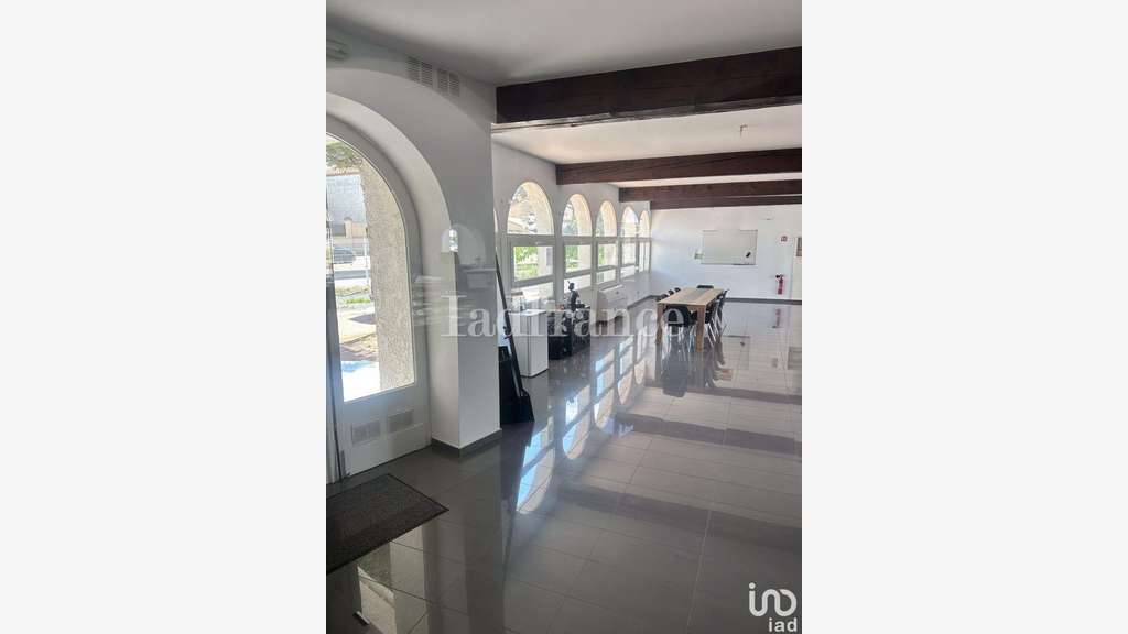Vente local commercial 330m² à Villemolaque