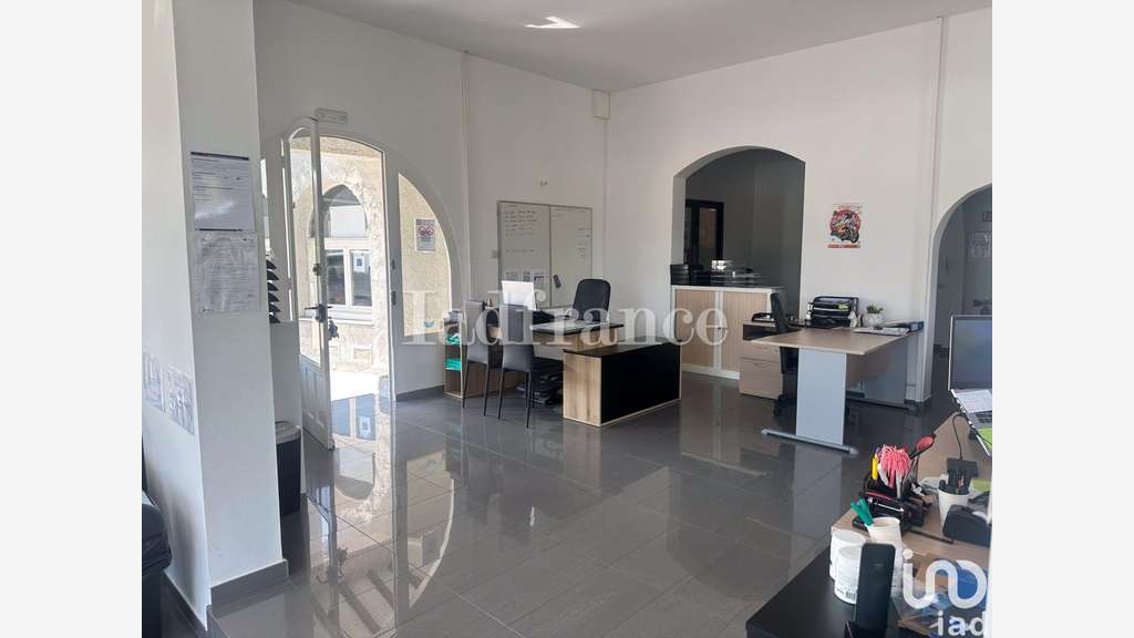 Vente local commercial 330m² à Villemolaque