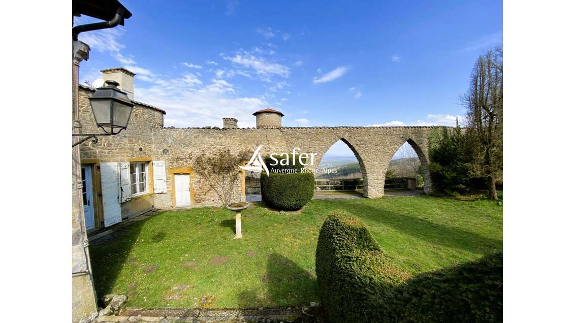 AV Château d'exception avec activité econimique 69