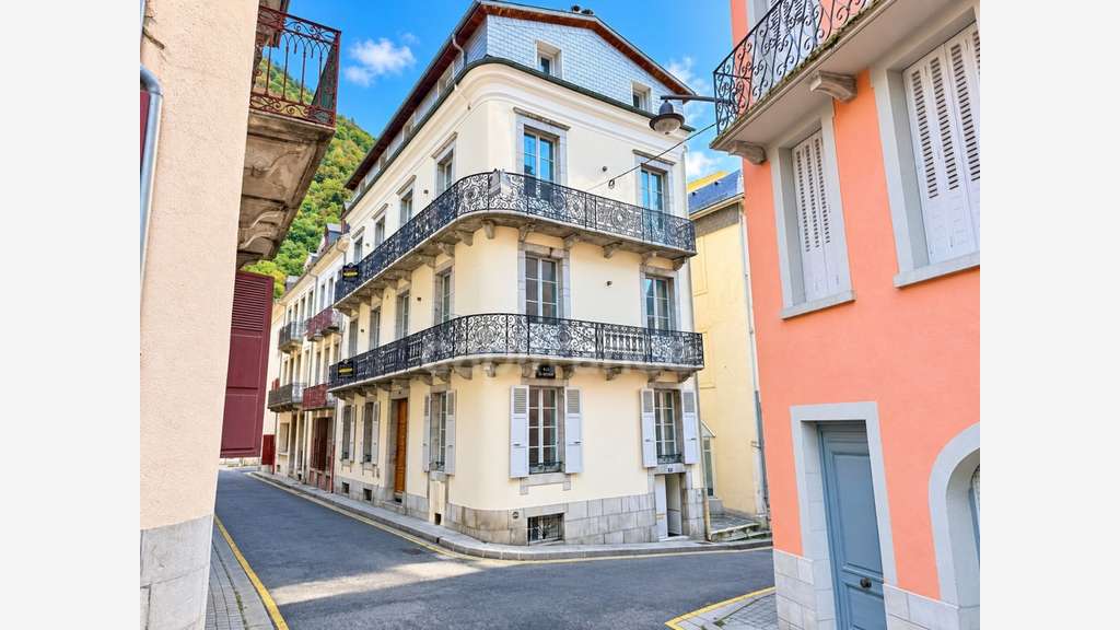 Immeuble de 240m² à vendre à Cauterets (65)