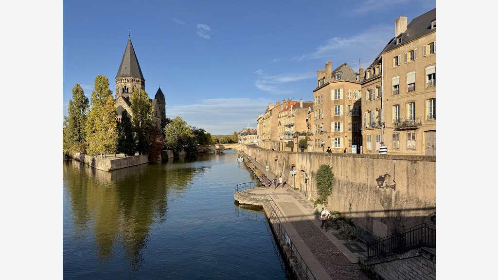 Au cur du centre historique de Metz, face au Temp
