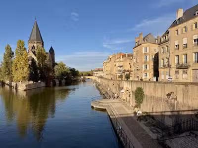 Au cur du centre historique de Metz, face au Temp