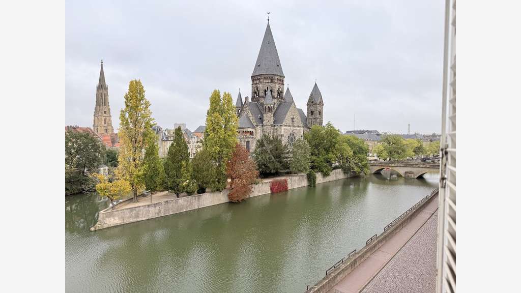 Au cur du centre historique de Metz, face au Temp