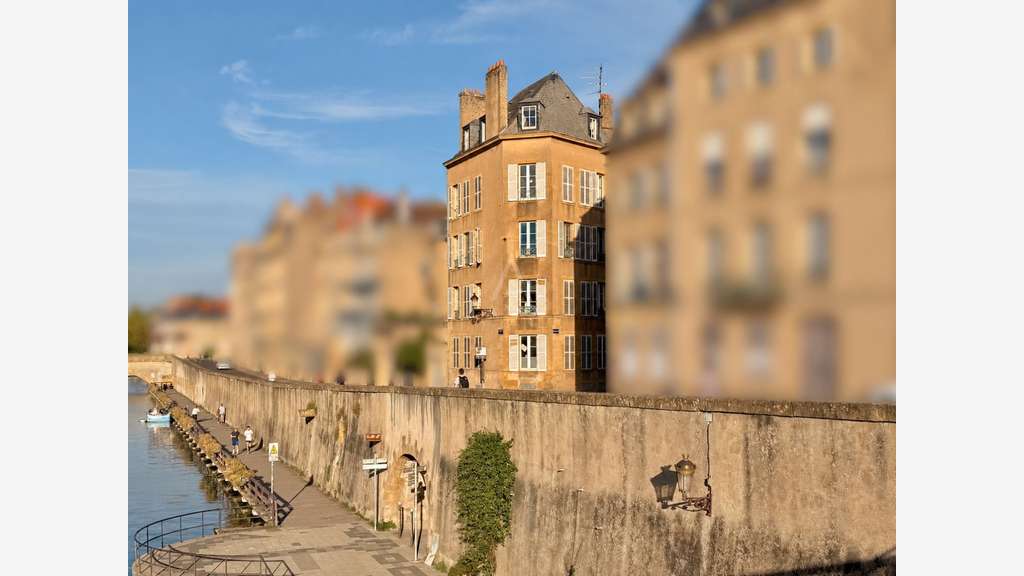 Au cur du centre historique de Metz, face au Temp