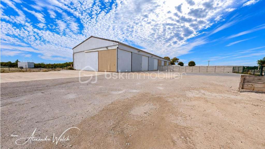 Bâtiment d'activité d'environ 325 m², implanté sur