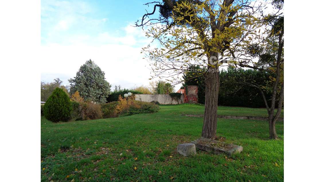 AV ensemble immo 1400m² à Saint-Vincent-de-Boisset