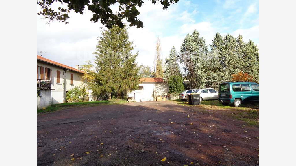 AV ensemble immo 1400m² à Saint-Vincent-de-Boisset