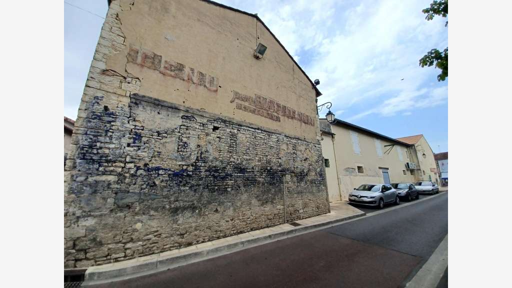 Immeuble centre-bourg avec commerce et logements