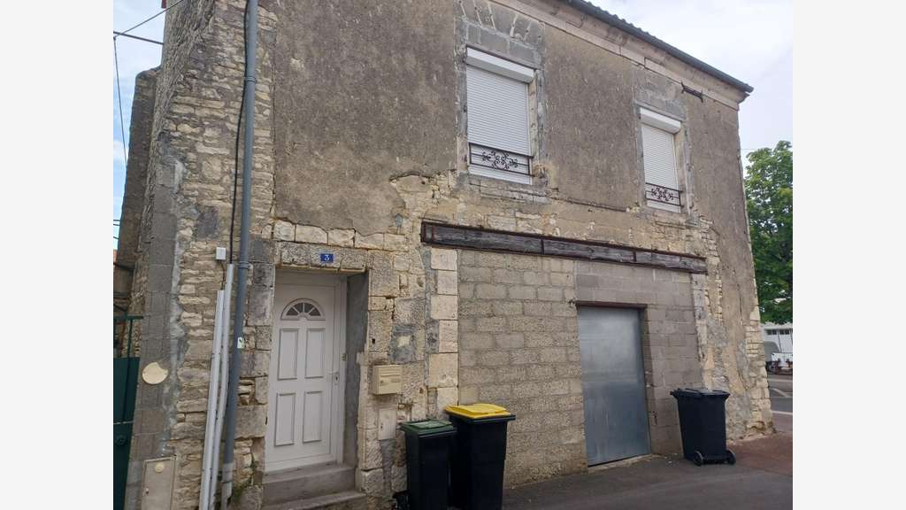 Immeuble centre-bourg avec commerce et logements