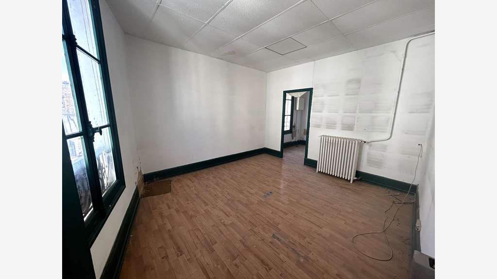 Cède plateaux de 270m² à rénover à Auxerre Horloge