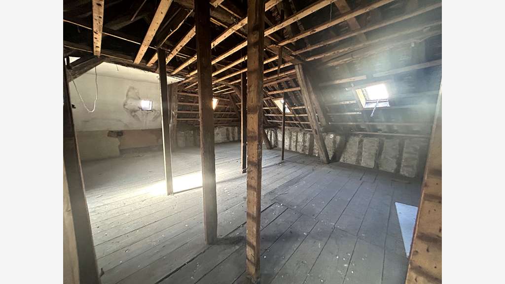 Cède plateaux de 270m² à rénover à Auxerre Horloge