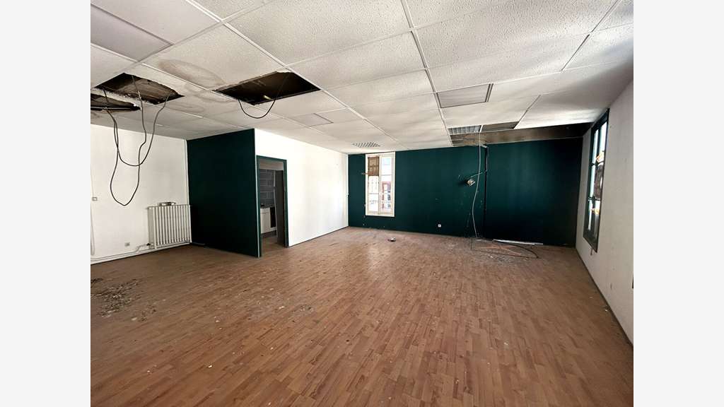 Cède plateaux de 270m² à rénover à Auxerre Horloge