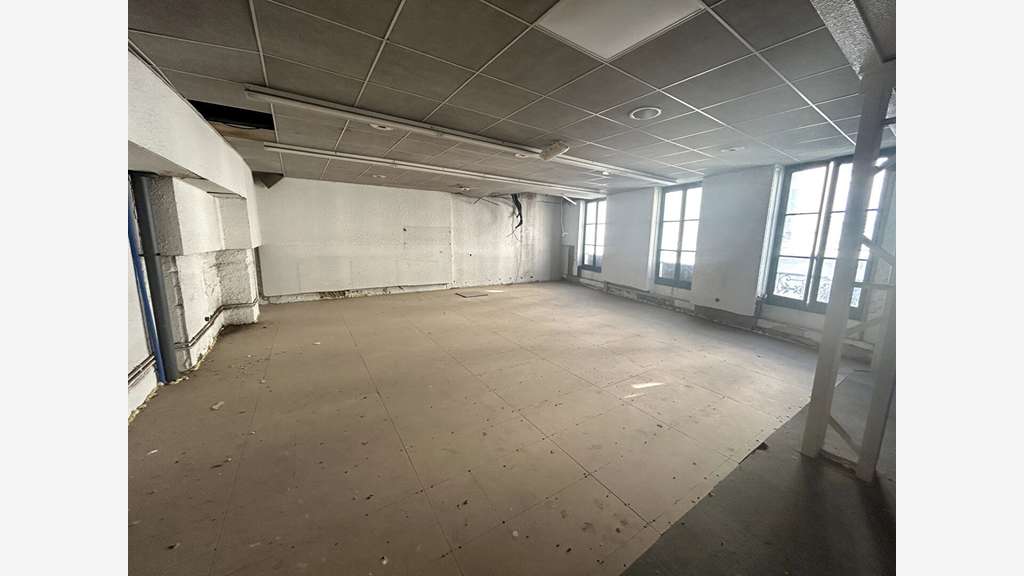 Cède plateaux de 270m² à rénover à Auxerre Horloge