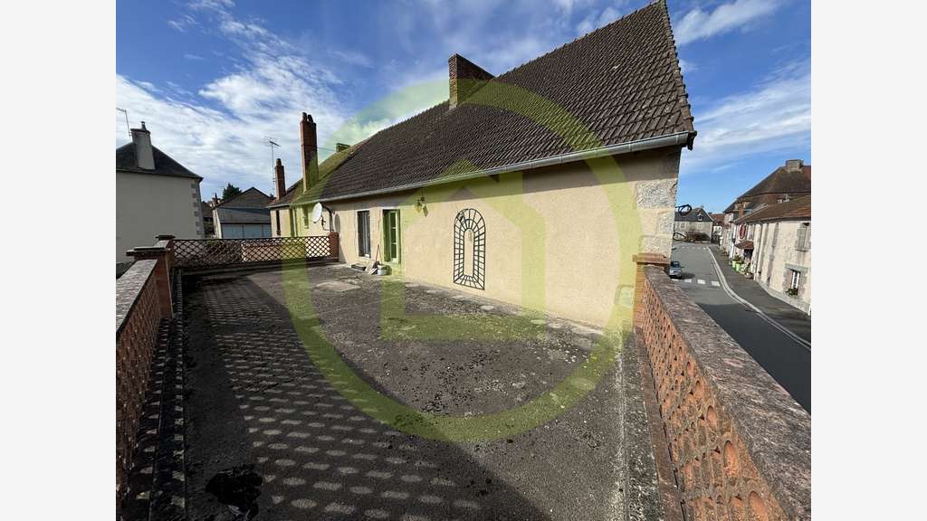 AV bâtiment de 285m² à Chénérailles centre bourg