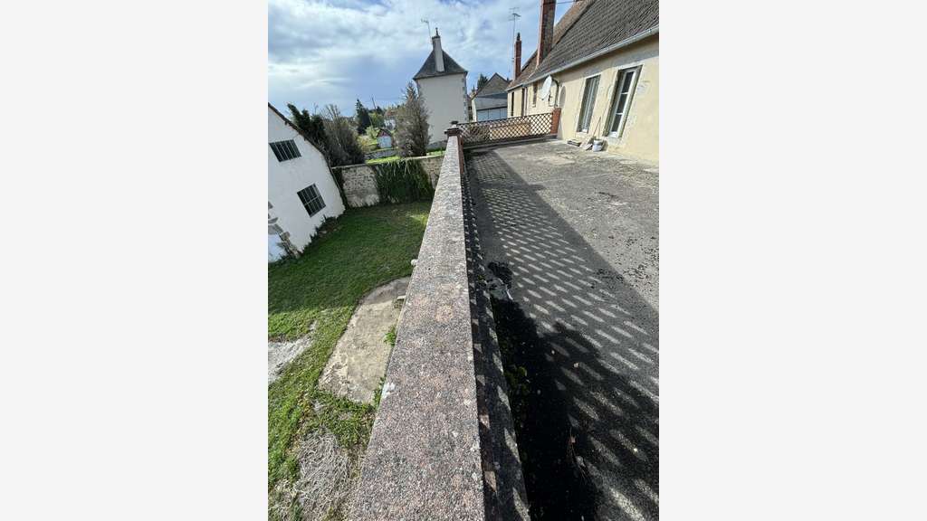 AV bâtiment de 285m² à Chénérailles centre bourg
