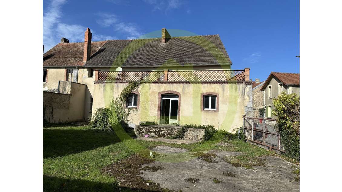 AV bâtiment de 285m² à Chénérailles centre bourg