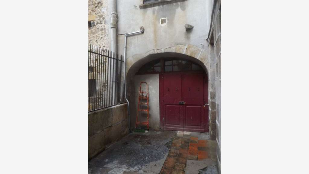 Confolens - deux appartements, magasin et cour -