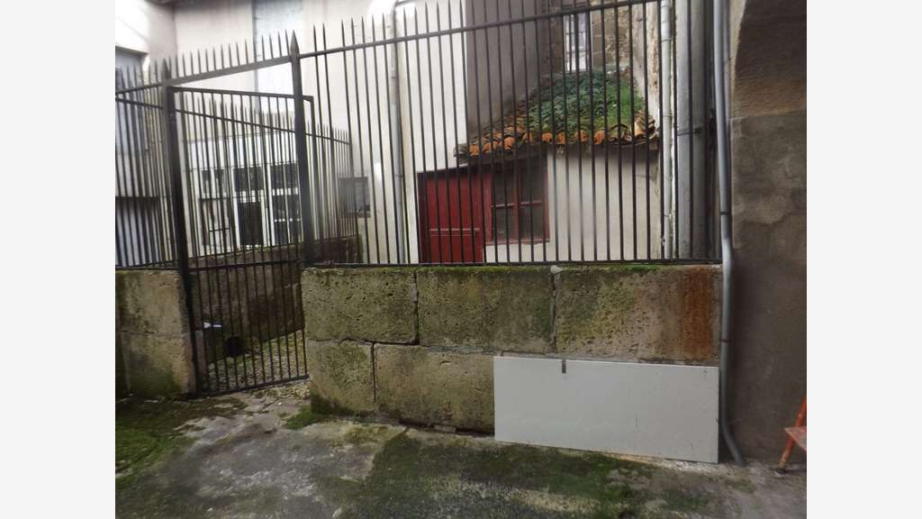 Confolens - deux appartements, magasin et cour -