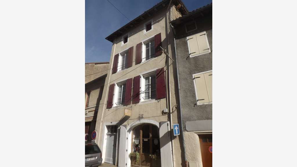 Confolens - deux appartements, magasin et cour -