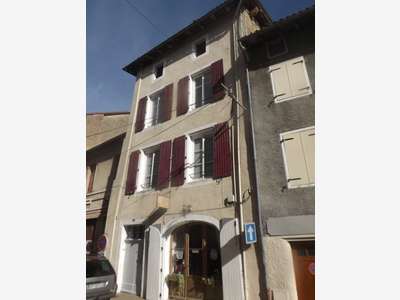 Confolens - deux appartements, magasin et cour -