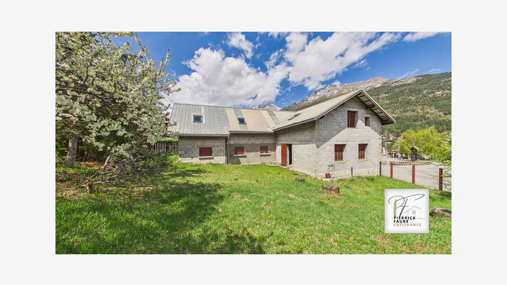 LA SALLE-LES-ALPES - 4 GARAGES +198 m² DE
