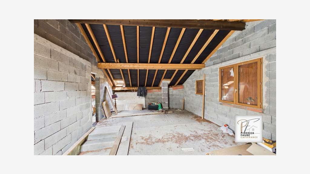 LA SALLE-LES-ALPES - 4 GARAGES +198 m² DE