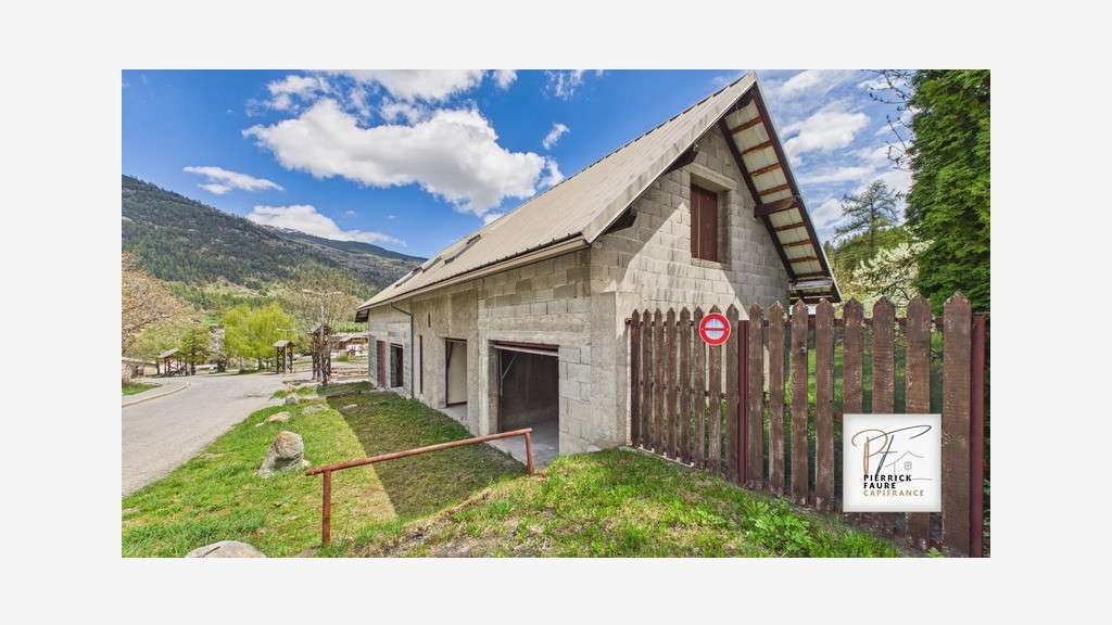 LA SALLE-LES-ALPES - 4 GARAGES +198 m² DE