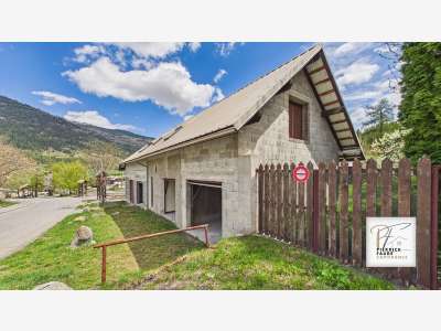 LA SALLE-LES-ALPES - 4 GARAGES +198 m² DE 