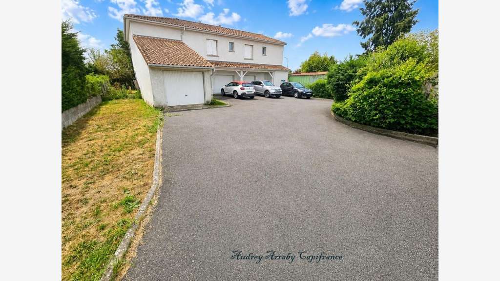 Immeuble de 3 appartements avec garages et jardins