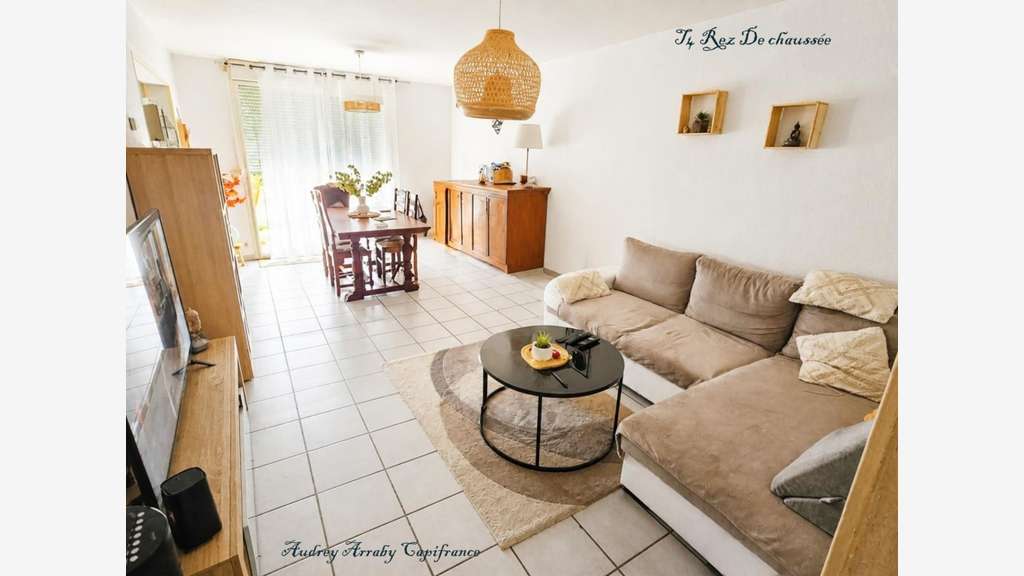 Immeuble de 3 appartements avec garages et jardins