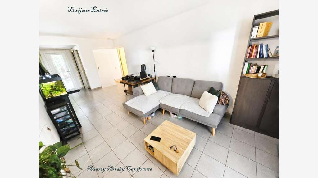 Immeuble de 3 appartements avec garages et jardins