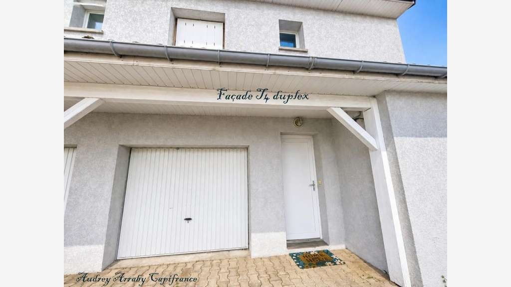 Immeuble de 3 appartements avec garages et jardins